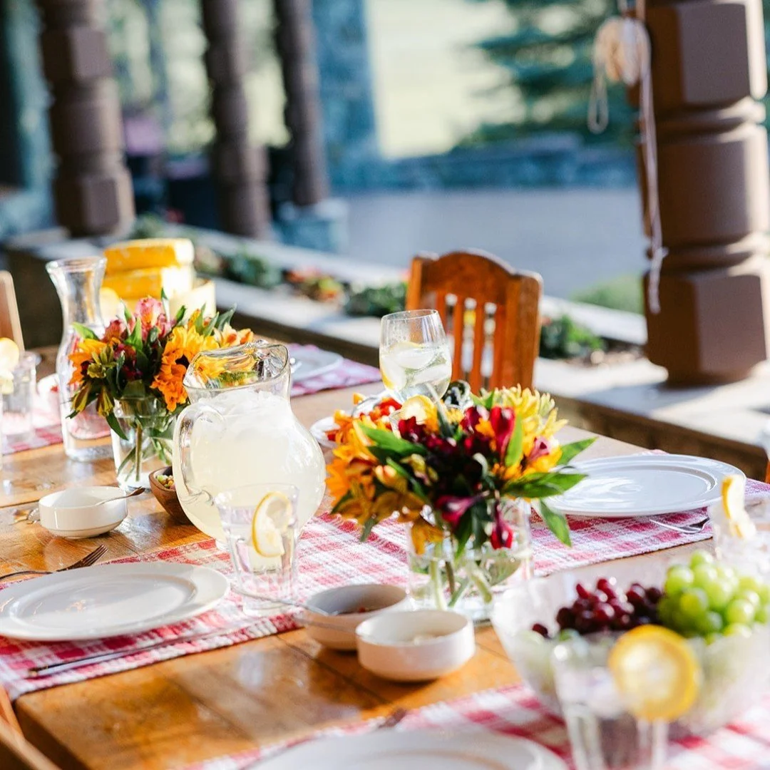 Family dinners 🌻 

Our vacation rentals truly are the perfect place to to bring your family together 💛 

#familytime #familyretreat #centraloregon #summertime #summerinoregon #oregonsummers