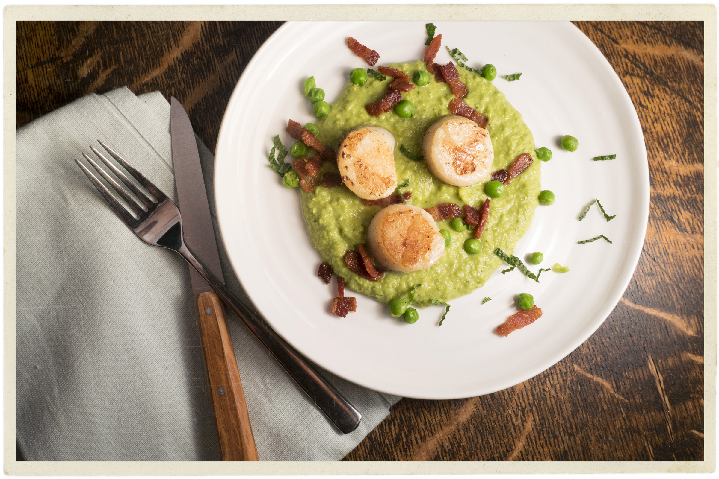 Seared scallops | Pea purée | Mint | Bacon