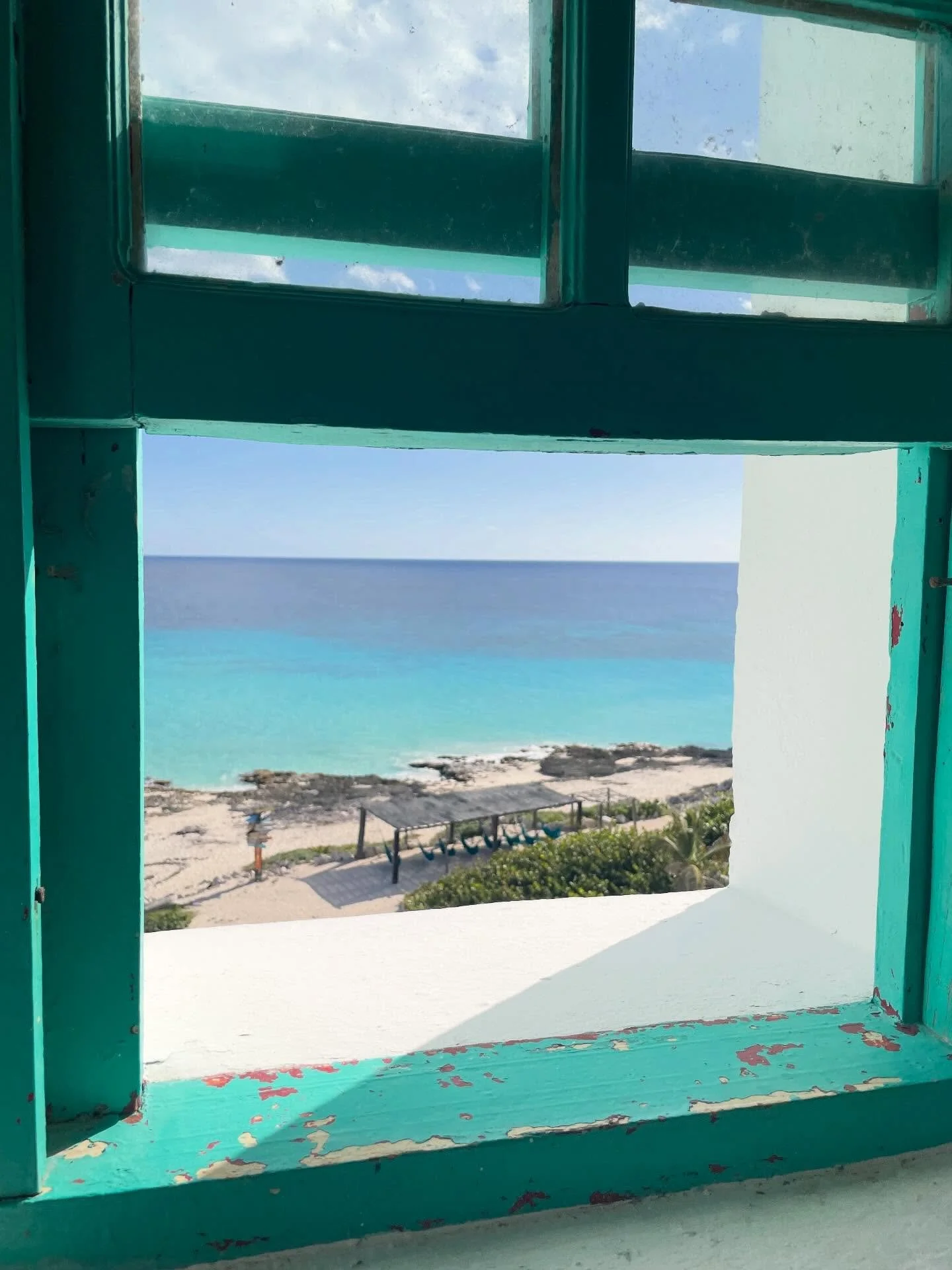 Oh boy, I am seriously missing these views. The ocean helps heal the heart and soul in these very troubled times 🩵 Wishing for everyone a world filled with peace. ✌️