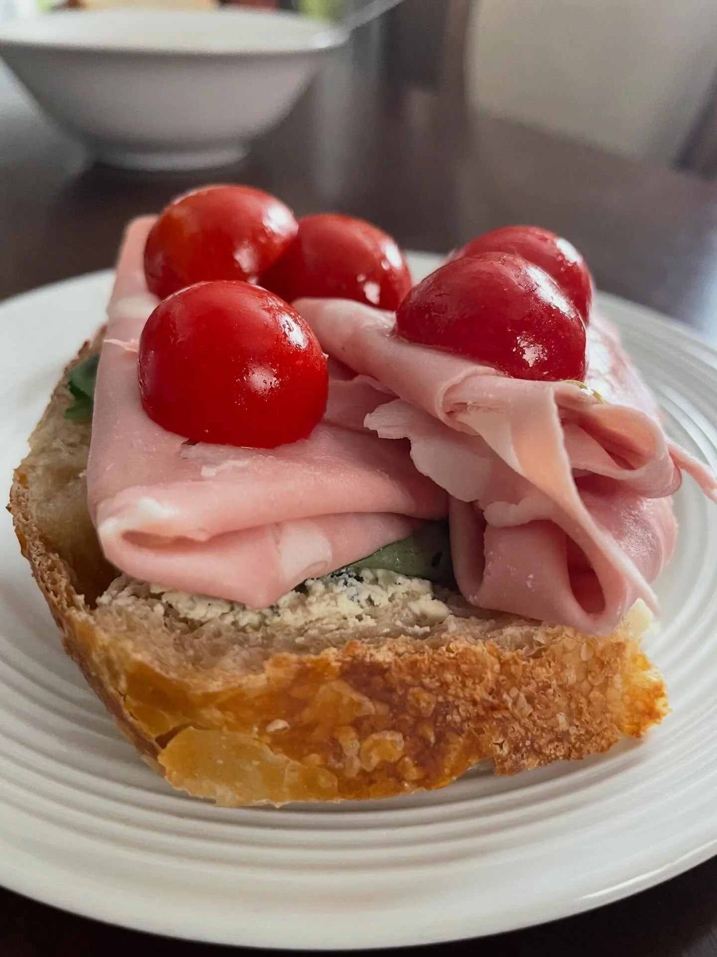 Back to my sourdough schedule! Bread 🍞 is baking up perfectly these days. Tried a softer sandwich loaf with honey and olive oil, and it&rsquo;s amazing. Perfect with mortadella 😋. #sourdough