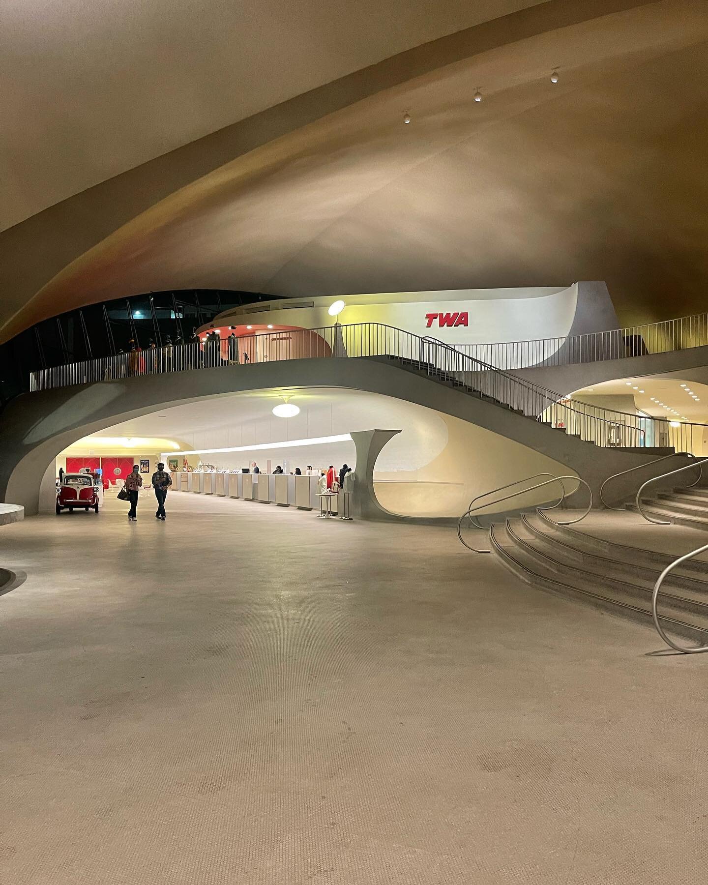 Easily the coolest airport hotel I&rsquo;ve stayed at. Fans of Americana and the jet setter era will appreciate this. #twa #twahotel #jfk #newyork #nyc #placemaking