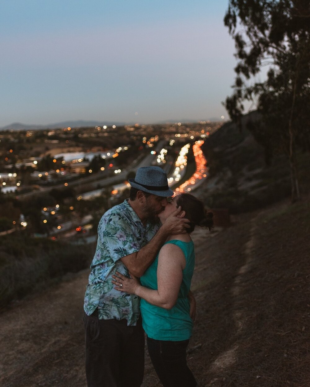 Who needs a date night out on the town when your home over looks the city lights. It's like a personal paradise. 😍

#housewithaview #sandiegocouplesession #sandiegoelopementphotography #sandiegoelopementphotographer #sandiegocouples #mtsoledadview #