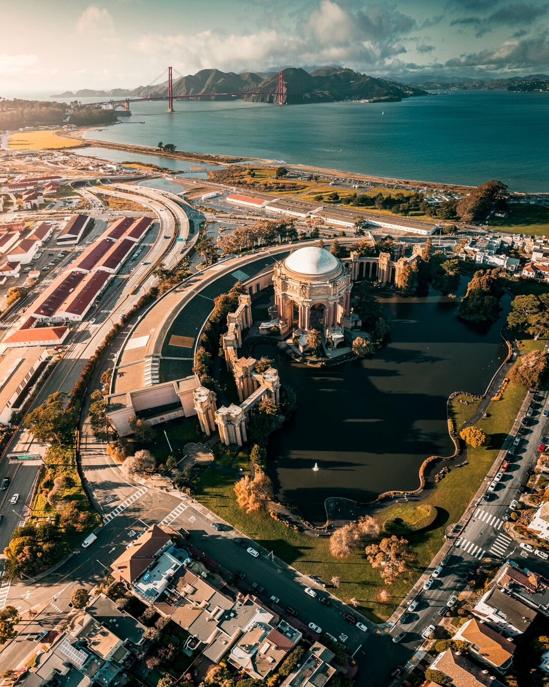 Step into a touch of ancient Rome in the Bay Area! 🏛️✨ San Francisco's Palace of Fine Arts, a captivating landmark with a fascinating history.

Built for the 1915 Expo, it showcased everything from the Liberty Bell to a powerful commentary on indige