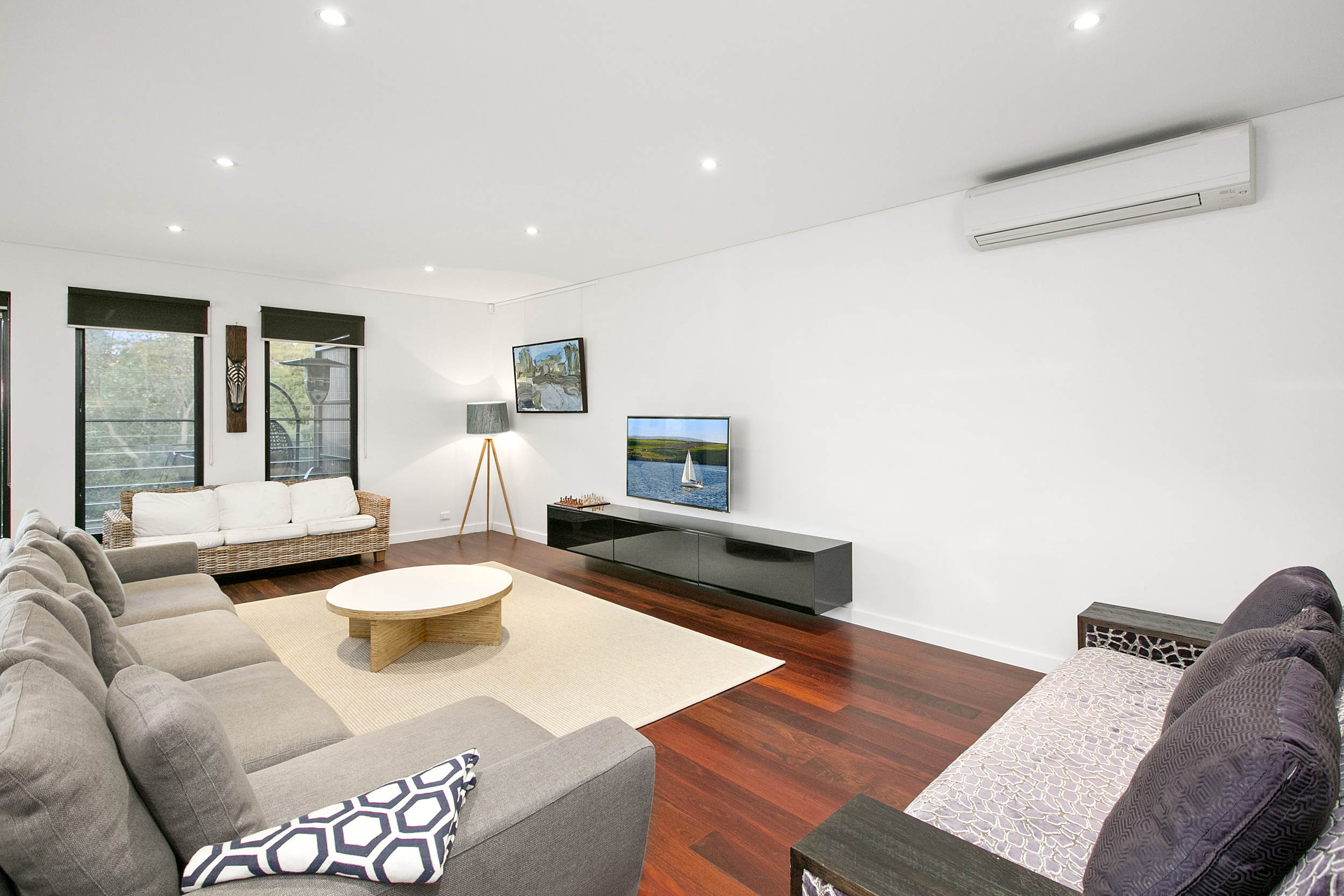 010_Open2view_ID361004-34_Condamine_STreet.jpg