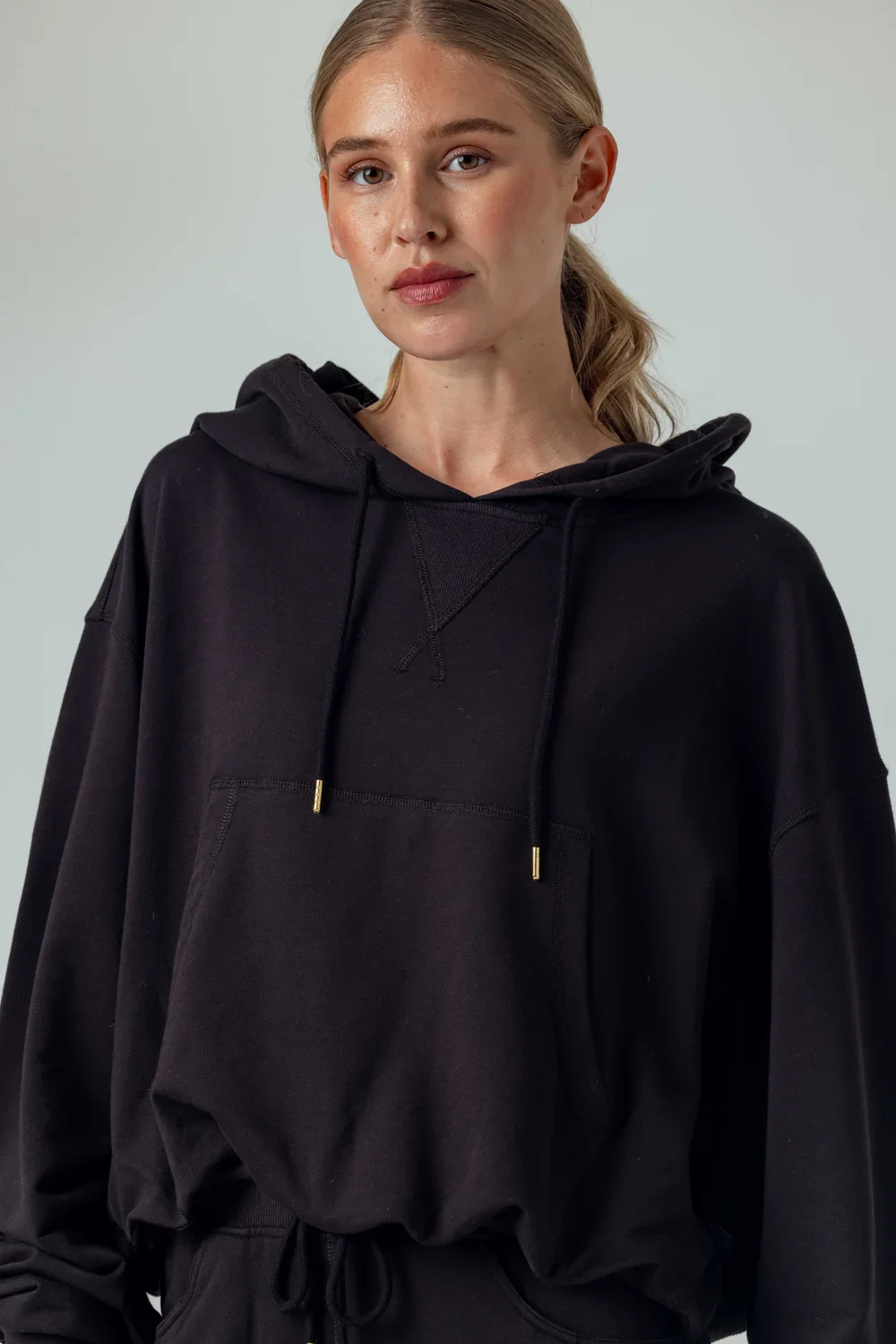 aeris-hoodie-espresso-4.jpg.webp