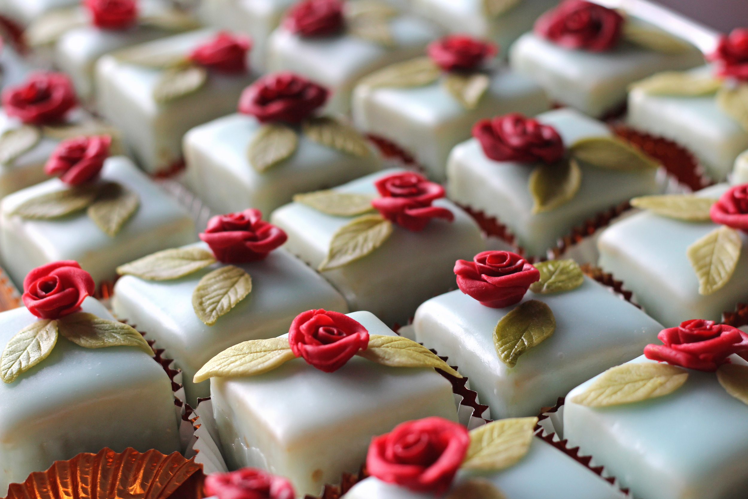 Petit cakes with miniature rose designs