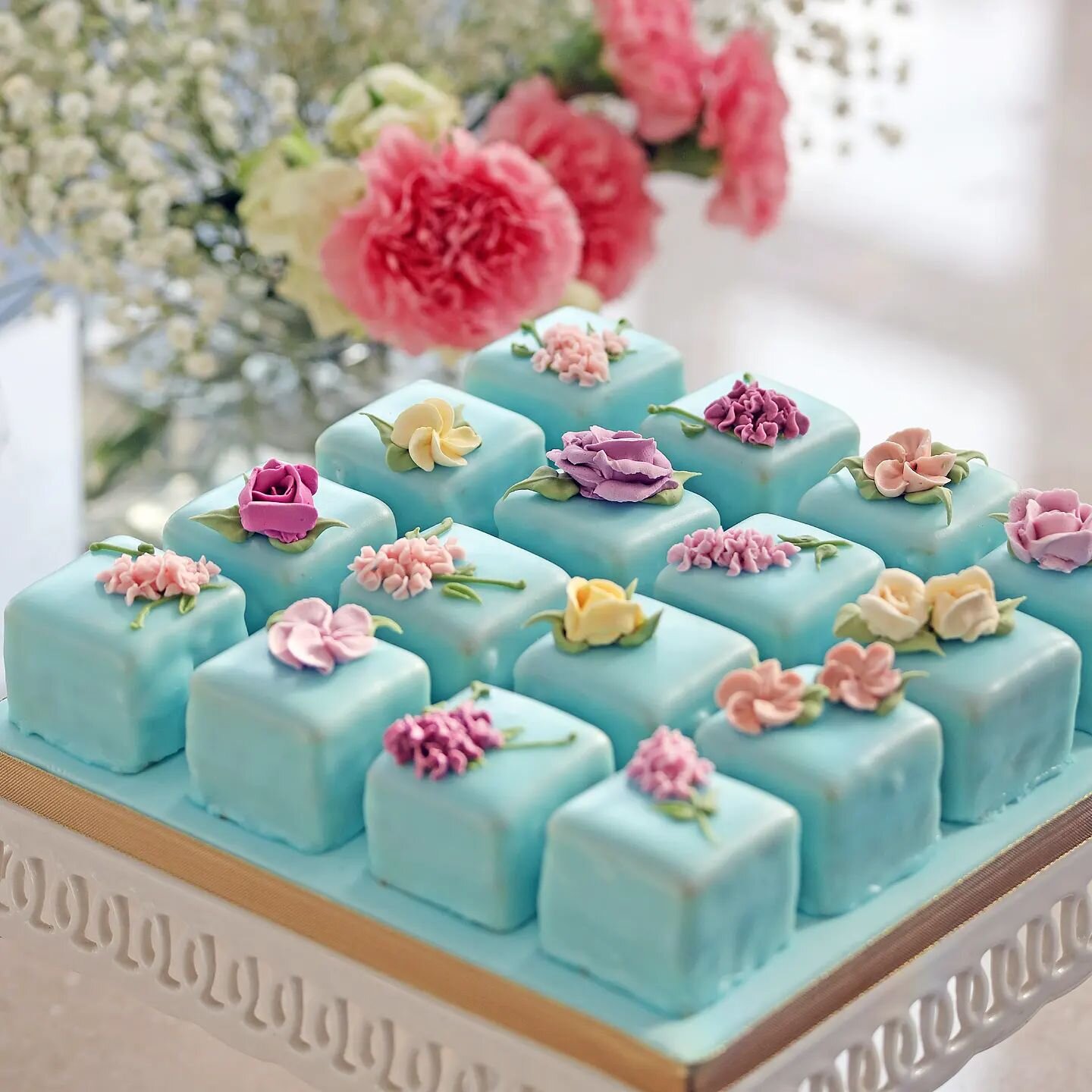 Celebrate #Easter and the arrival of #Spring with a sweet robin blue celebration platter of cakes! 🎉🌺🪻
 #bourbonvanilla #madagascanvanilla #almondmarzipan  #celebrationcakes #elegantcakes #eastercake #springcakes #minicakes