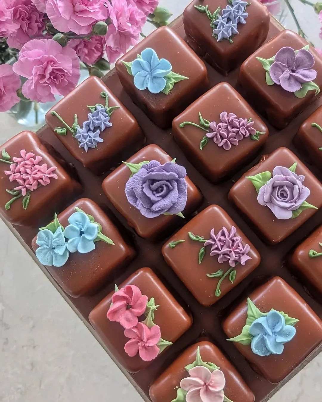 When the occasion calls for more than the usual cake, elevate the event with the luxurious, tasteful Petit Cake Platter.