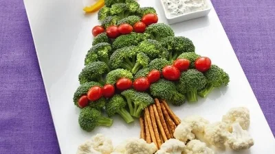 Christmas tree veggie spread. // Pinterest 