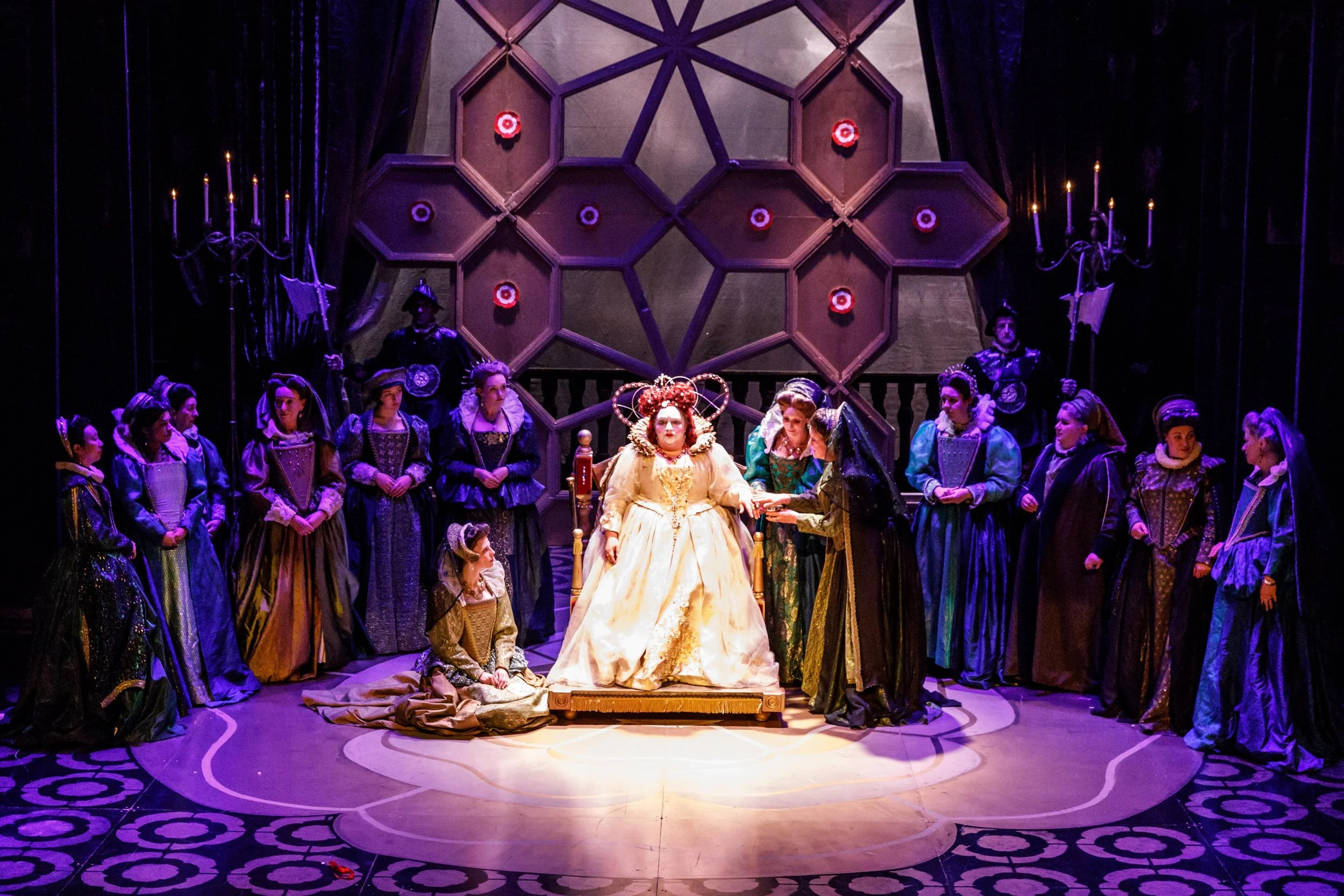 Melbourne-Opera_s-Roberto-Devereux-Elizabeth-1-Helena-Dix-and-chorus.jpg