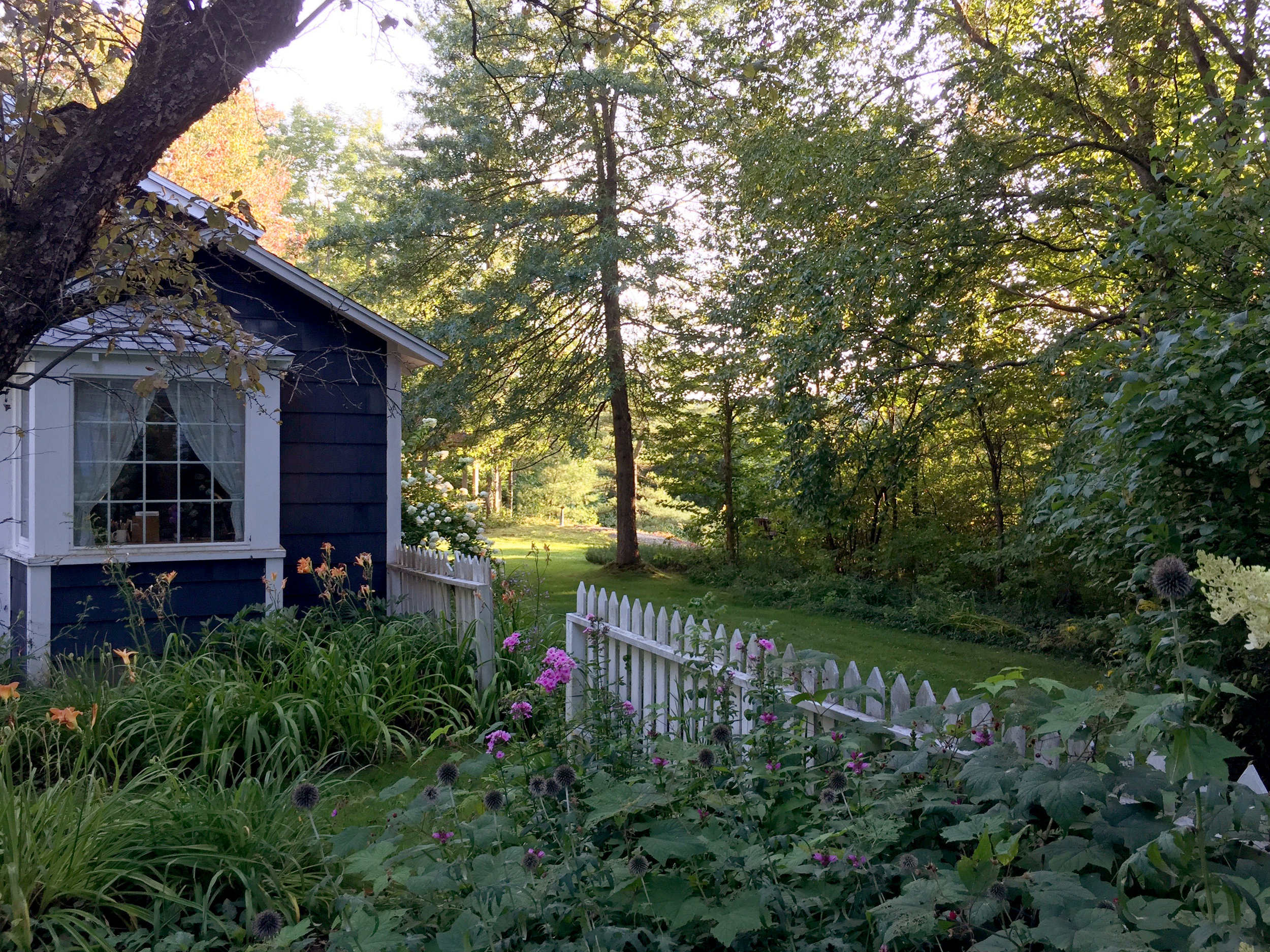 24-Beautiful gardens between the Cottage