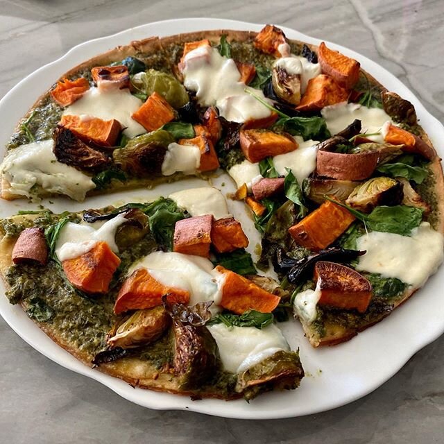 Pizza...the perfect vehicle for a fridge + freezer clean out. Get a GF crust from @cappellos (stocked in freezer), smear with pesto (I make massive batches and freeze in ice cube trays), and top with whatever veggies you have in the fridge - like roa