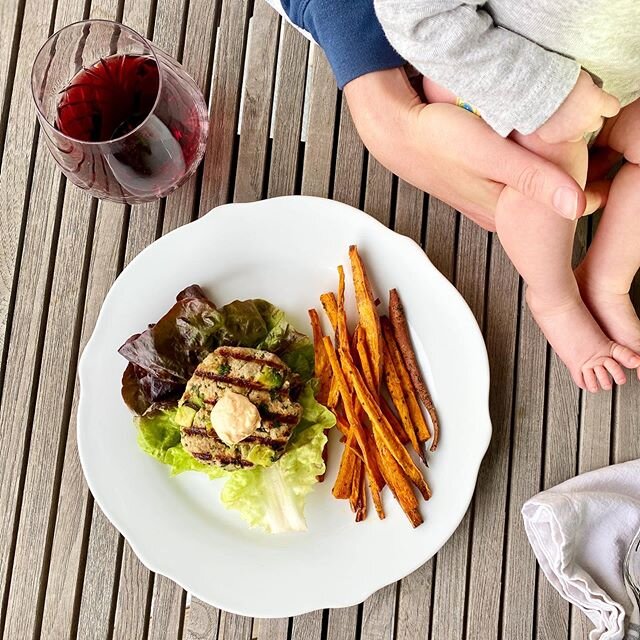 All about that 30-minute meal these days! Spinach avocado chicken burgers from @unboundwellness + sweet potato fries + @dryfarmwines🍷 ....plus a side of tiny baby toes 💛