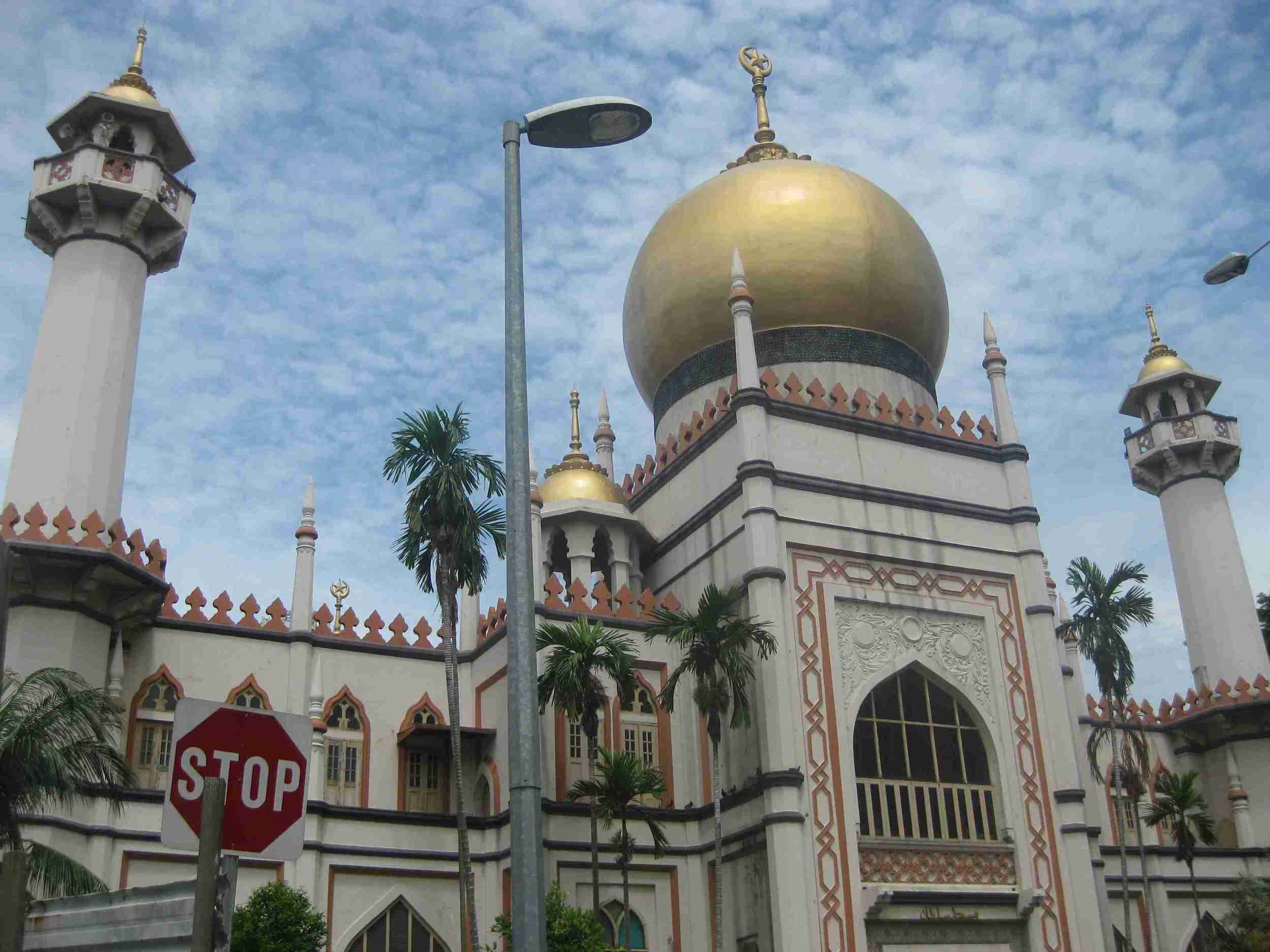 TheSultan Mosque. Dates back to 1823. Located at the historical KampongGlam site. The present mosque structure, which is a combination ofPersian, Moorish and Turkish themes representing the IslamicSaracenic style with big domes and minarets, was completed in 1928.Known for its unique multi-ethnic administration, the mosque isgoverned by a charter put in place in 1914 which stipulated that theBoard of Trustees must represent the six different ethnic groups ofMalays, Arabs, Javanese, Bugis, as well as north and south Indians.