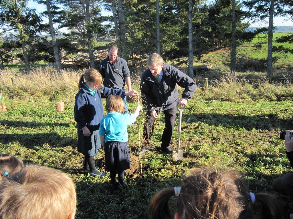 Bill English at Tuturau School, Southland. Courtesy: national.org.nz