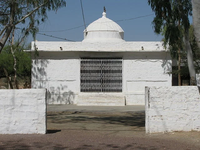 Temple at the site, Courtesy : "Khejarli Massacre Temple" by Zenit - Own work. Licensed under CC BY-SA 3.0 via Wikimedia Commons 