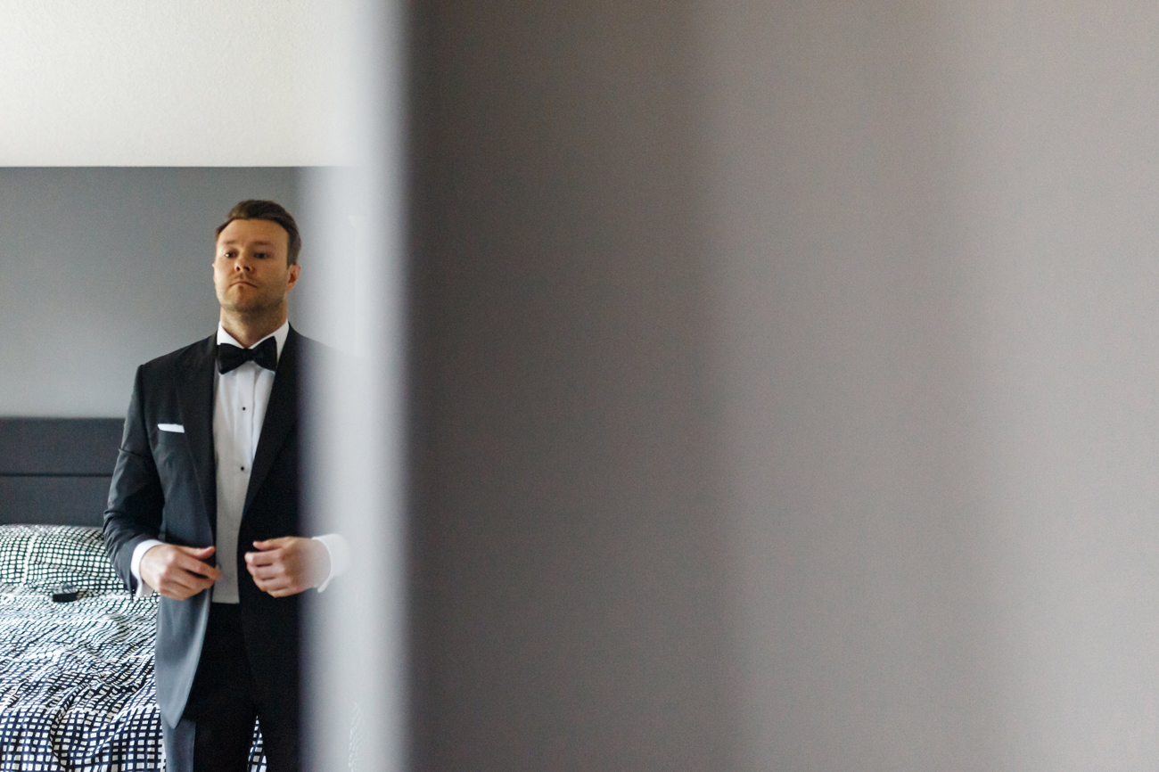 417-kendalandkevinphotographygettingready.jpg