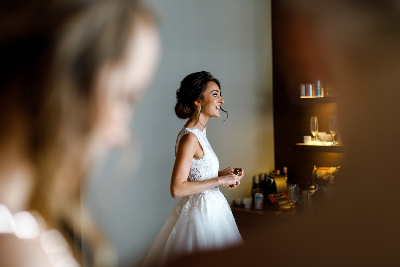 423-kendalandkevinphotographygettingready.jpg