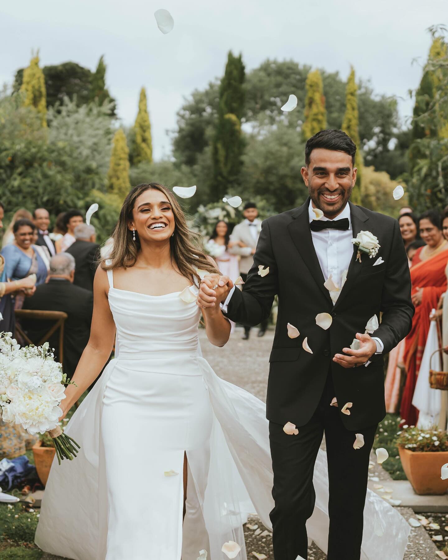 Bringing up the first innings for Dushy &amp; Raki @the_milk_station_otaki 
#davidle_nz @davidle_nz 
&bull;
&bull;
&bull;
&bull;
&bull;
#themilkstationotaki #themilkstation #wellingtonwedding #wellingtonweddings #nzwedding #wellingtonweddingphotograp