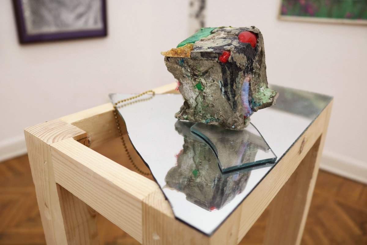 Paperweight #7, detail, 2016, variable materials, variable dimensions, concrete cube 6 x 6 x 6 cm, wood pedestal structure 20 cm x 30 cm x 105 cm.