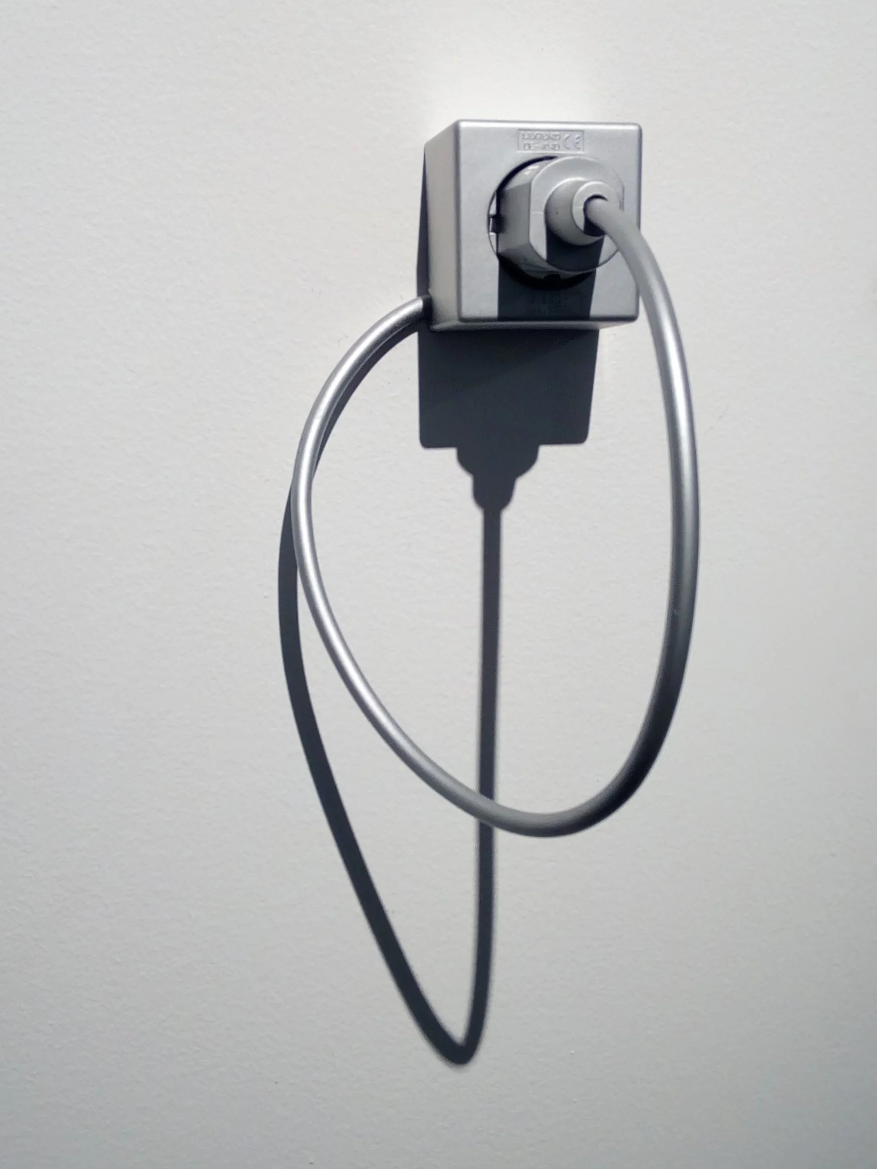 A reflection on “contemporary art”, 2017, Found object, silver paint. Courtesy of the artist and Gypsum Gallery.