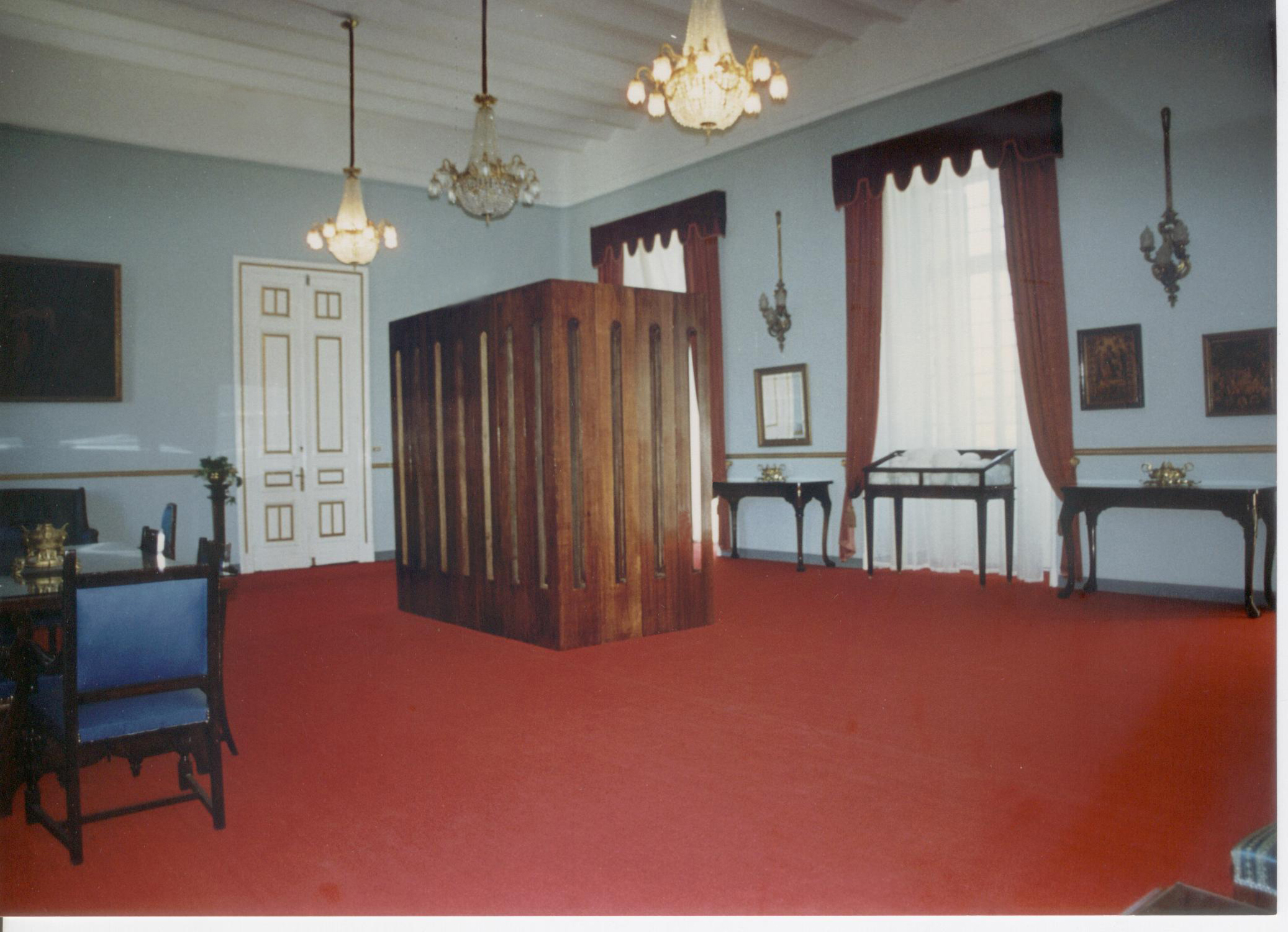  Untitled, 1996, polished plywood, 245 x 140 x 240 cm. Installation view. General Greek Consulate, Alexandria, Egypt 