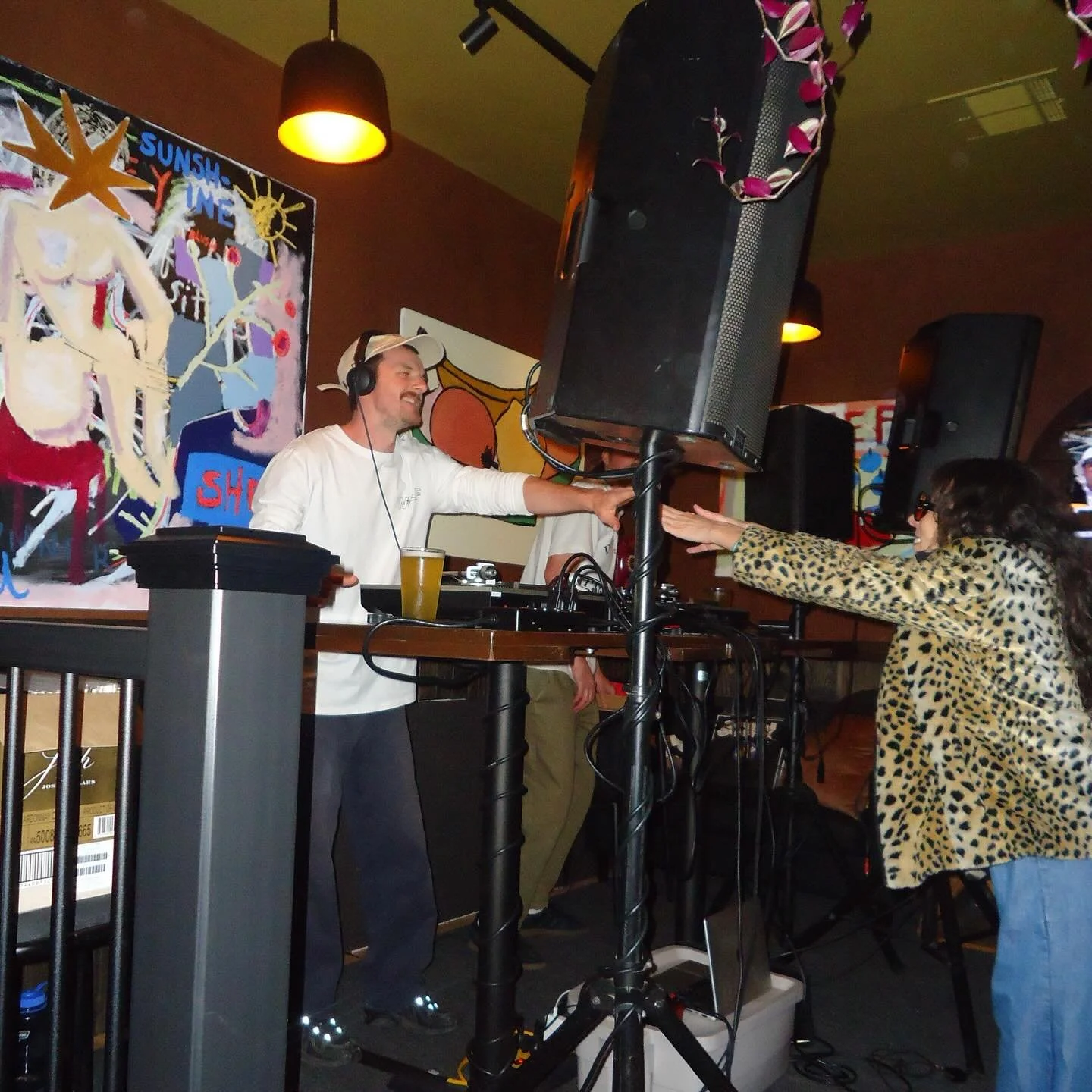 Much love to all the performers who come through our doors!🫶 one hour until the World Series👀 stay until 9pm for Mauve Pocket on our new stage!🕺🪩💃🏾