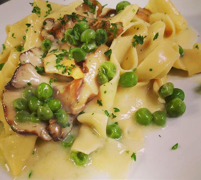 locally foraged “hen of the woods” mushrooms. house made tagliatelle. truffle oil obviously #chef #pasta #fresh #local #inseason #slay