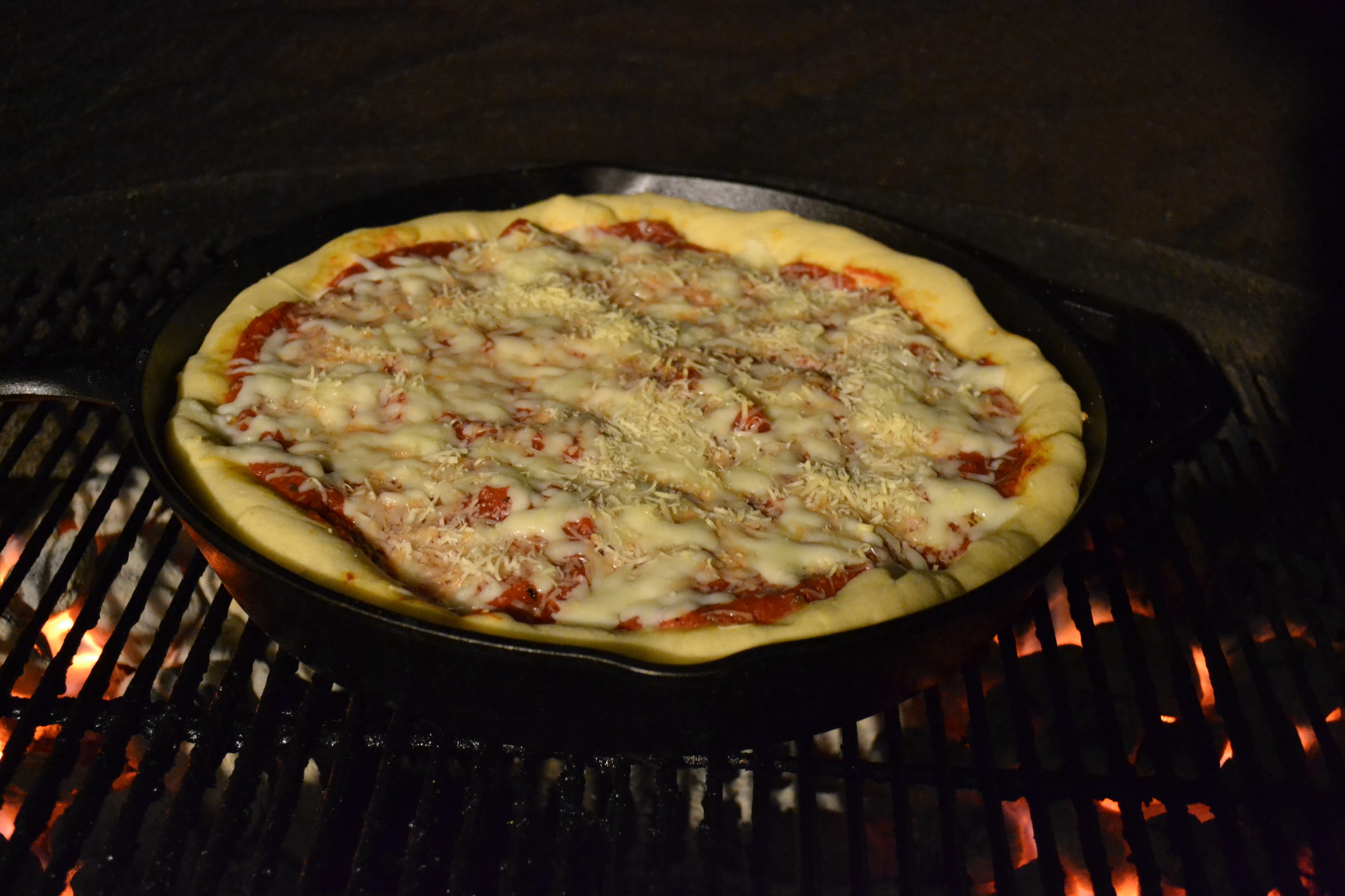 Cast iron deep dish pizza – BBQ-Heroes