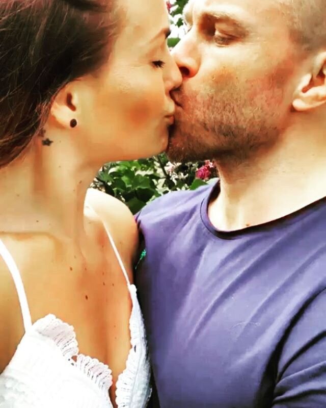 👩&zwj;❤️&zwj;💋&zwj;👨