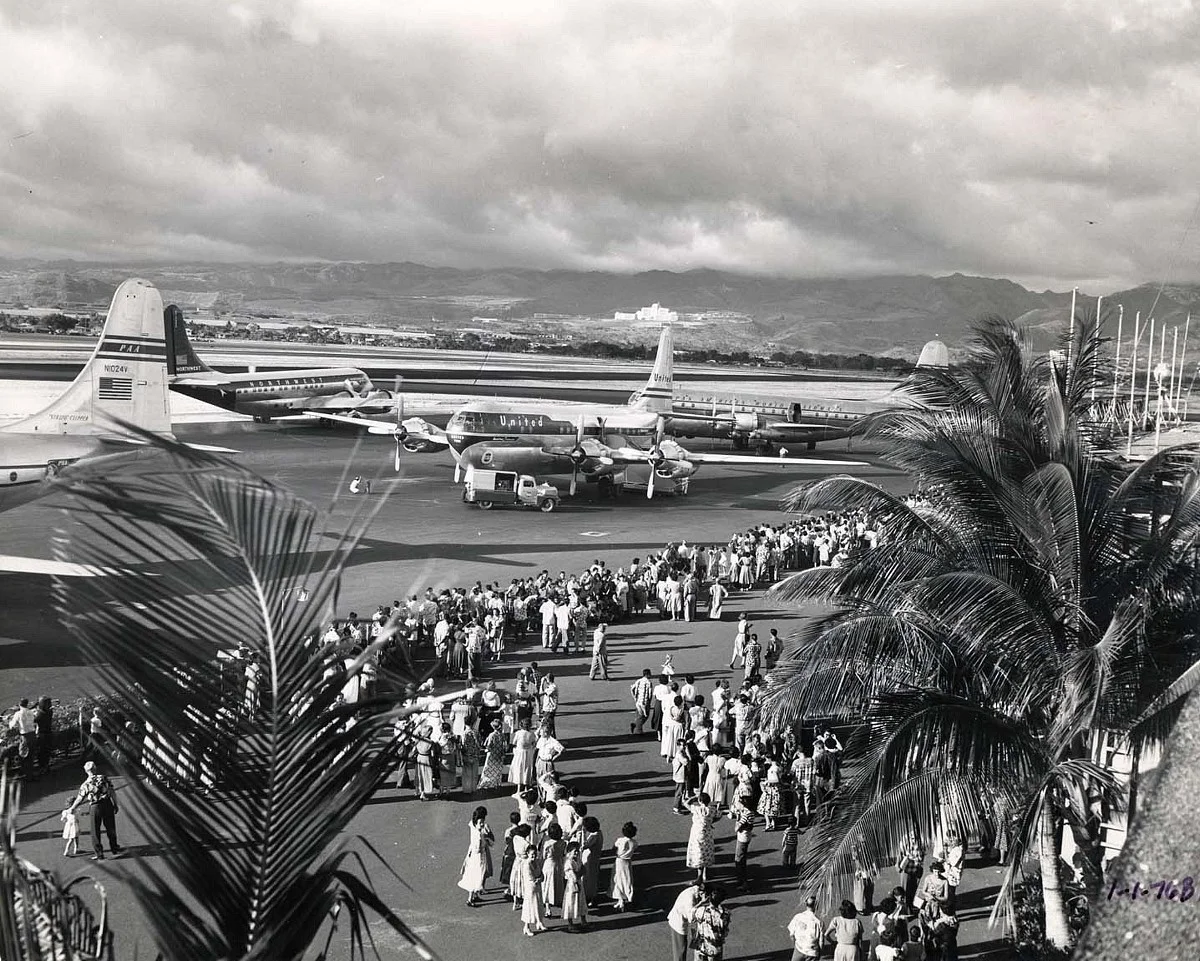 Early evening rush hour at the Overseas Terminal in Honolulu. (Photo courtesy of the Hawaii Aviation Archive at www.hawaii.gov)