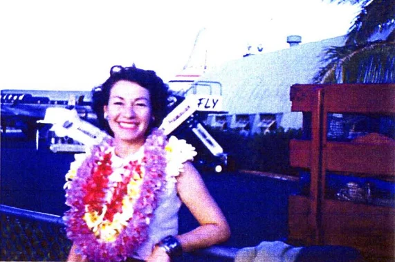 Margo Duggan posing at the Overseas Terminal in front of a United Mainliner. (Margo Duggan Collection, 1949-1954; Pacific Collection, University of Hawaii-Manoa Library (used with permission) )