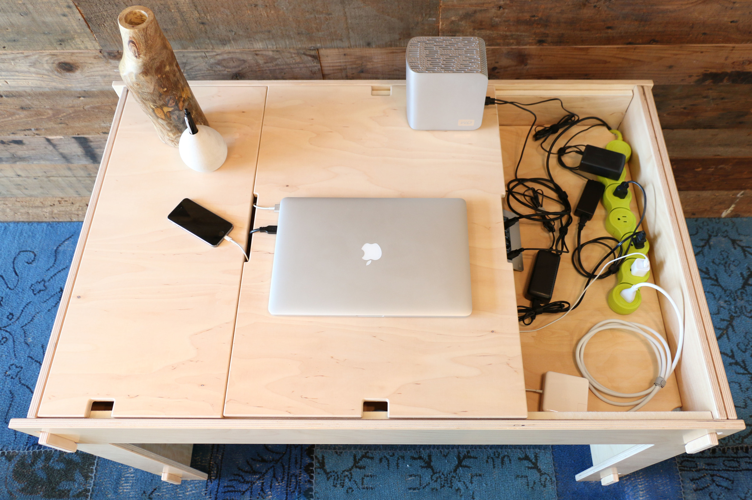  Remove one or both desktop panels. Store them out of the way on the ends of the desk. 