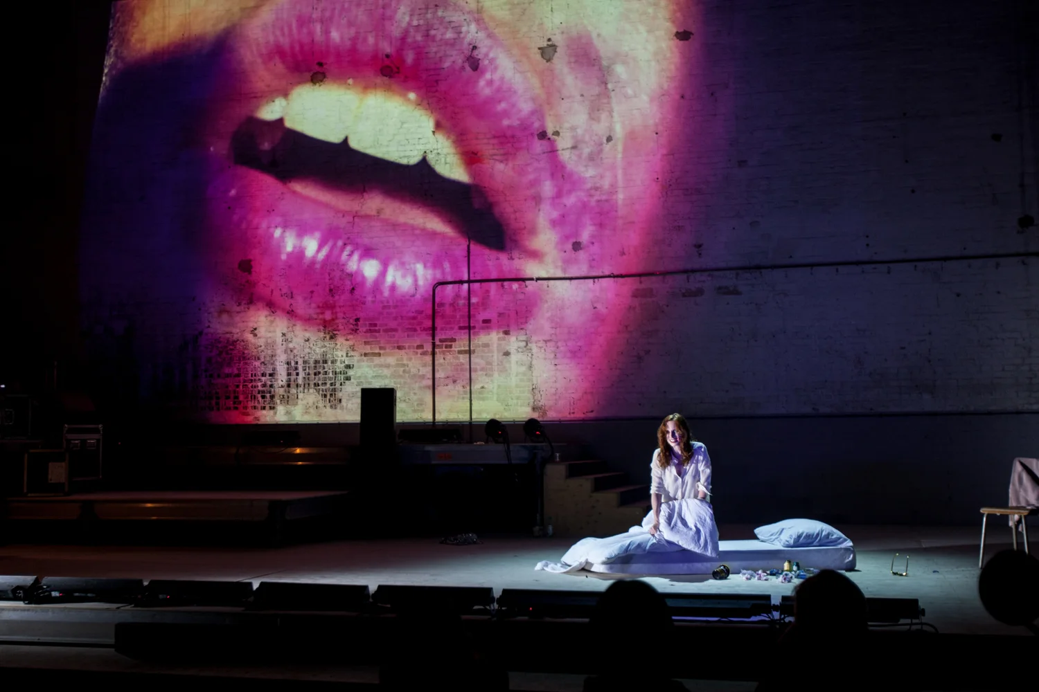   Theaterkrant  // ★★★★ // "Traviata is fast, kinky, flashy and glamoureus, but it's also heartwrenching drama." 