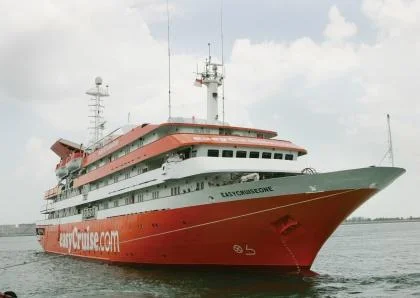 No wonder EasyCruise went out of business. With those colors, how did you sleep at night?