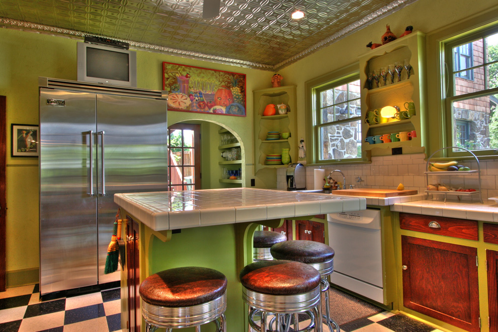 Kitchen toward backdoor.jpg