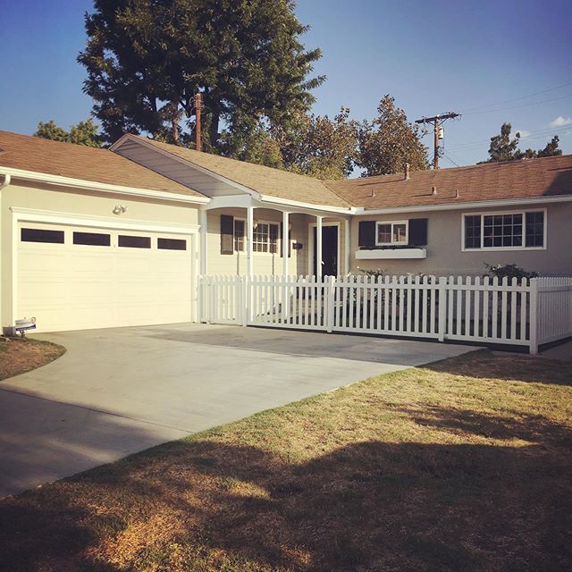 Just Listed | 📍17128 Bullock St | Encino | LP: $4,750/mo Lease
.
.
.
Beautifully remodeled home in highly desirable Encino Village neighborhood. Property features an ideal open floor plan with hardwood flooring throughout, cool brick fireplace, and 