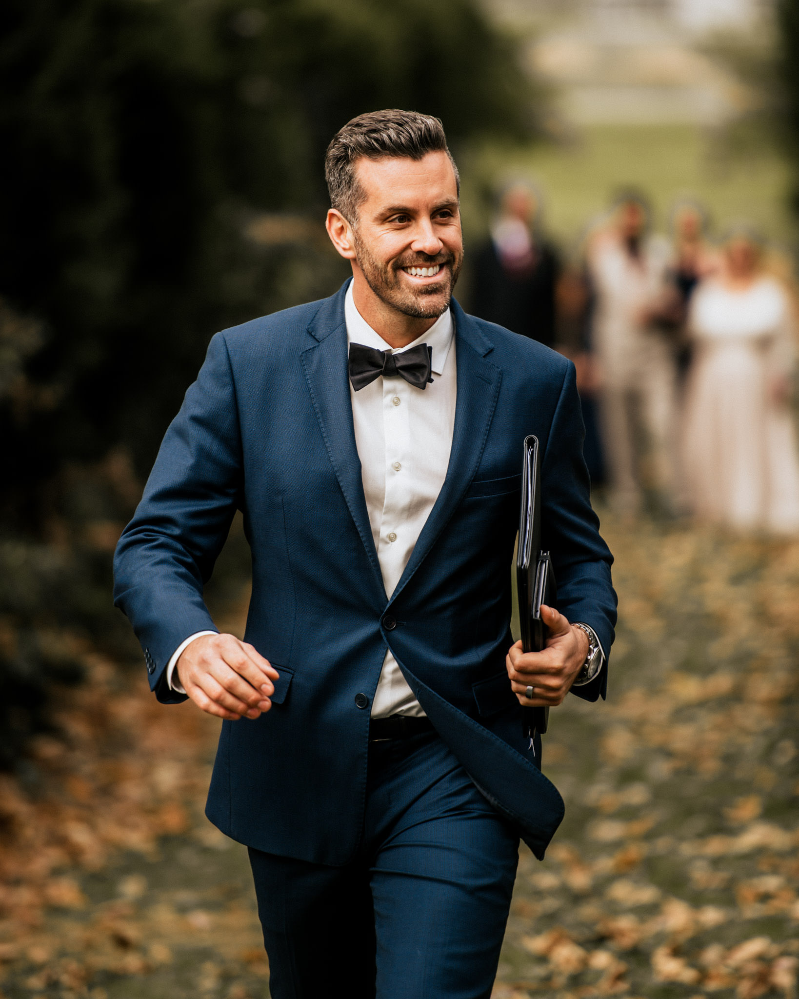 officiant-jeff-maeck-walks-down-aisle-before-ceremony-001.jpg