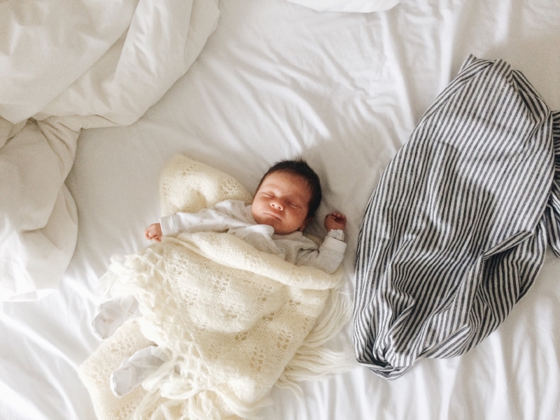 Un petit lit en bois prêté par ma soeur, une tuque tricoté par ma belle-mère, des petits bottillons tricotés par une amie 2.0 et une couverture chaude tricotée par ma grand-mère, il y a plus de 60 ans. Dans la simplicité, oui, mais aussi dans le seconde main, fait main et le beau et doux.
