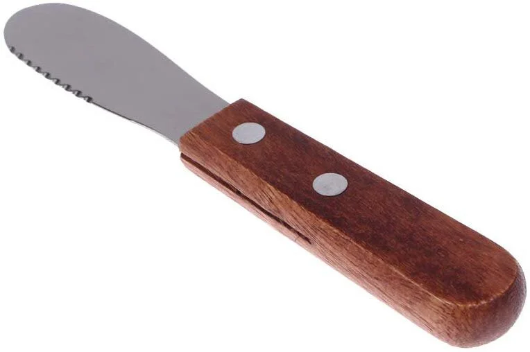 Petit couteau au manche en bois, qui coupe pour vrai tout en étant sécuritaire. Parfais pour les petites mains autour de 2 ans (ici, présentation autour de 18 mois et maîtrise de l’outil autour de 22-23 mois)