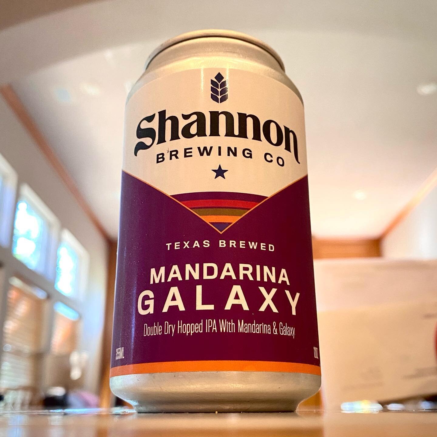 Gonna pour this and enjoy an episode of The Mandalorian. ✨🍻✨
@shannonbrewingcompany 
#IPA #texasbrewery #texasbrewed #mandarina #galaxy #hops #starwars #keller #tx