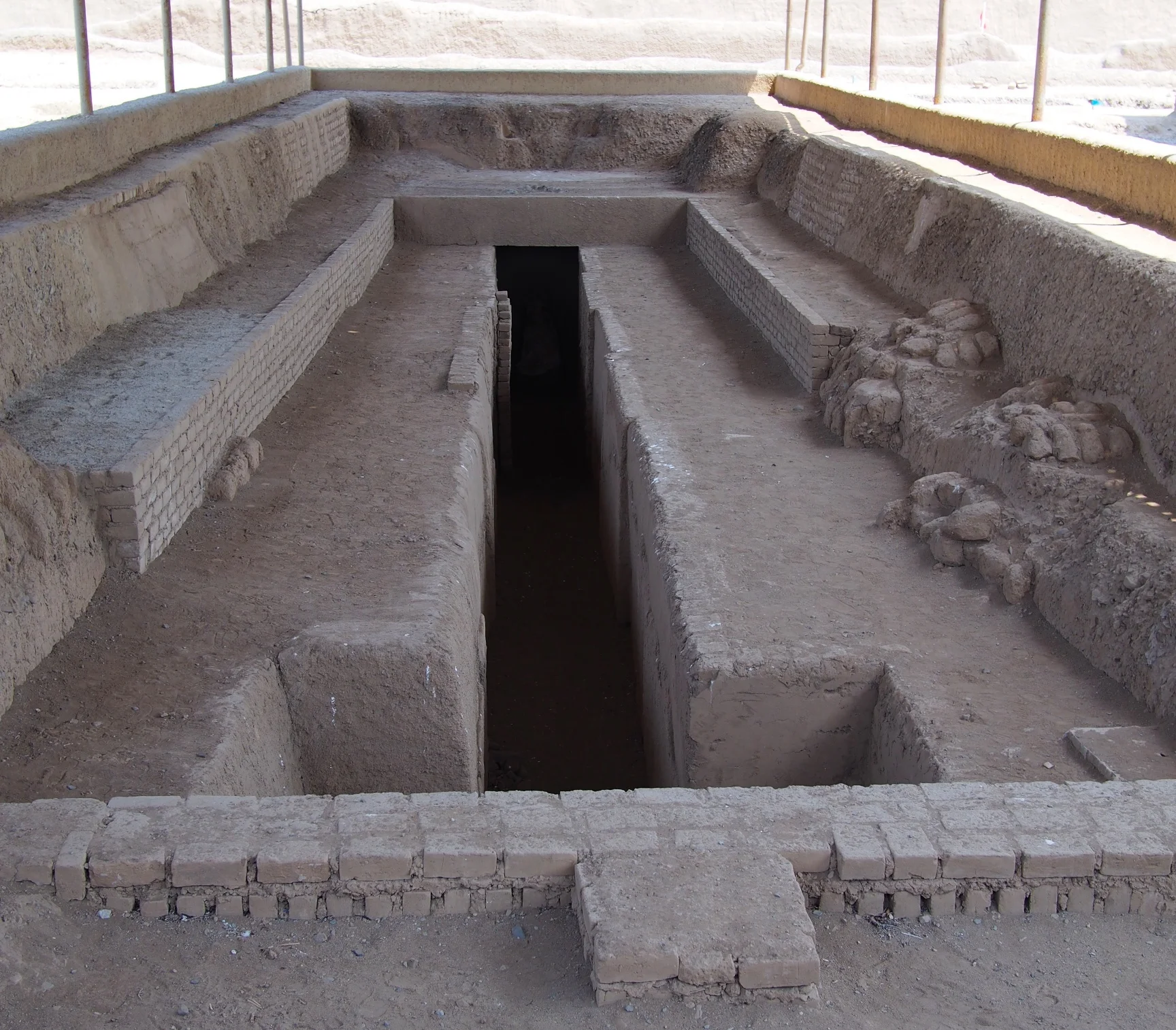 The King was buried - usually sitting up - in the pit, around which his retinue was buried