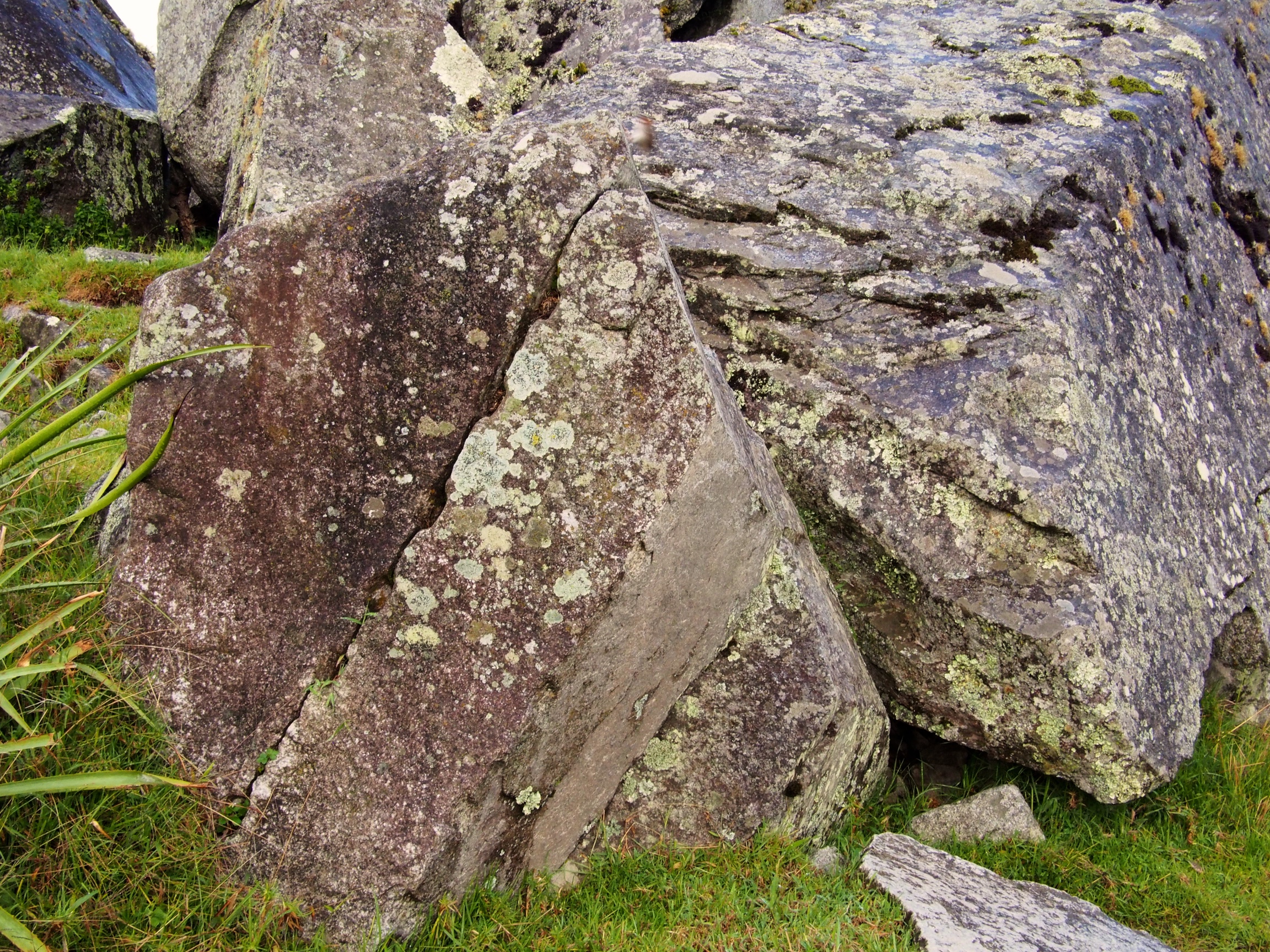 How the Incas split rocks (drilled holes, placed pieces of wood then poured water over it)