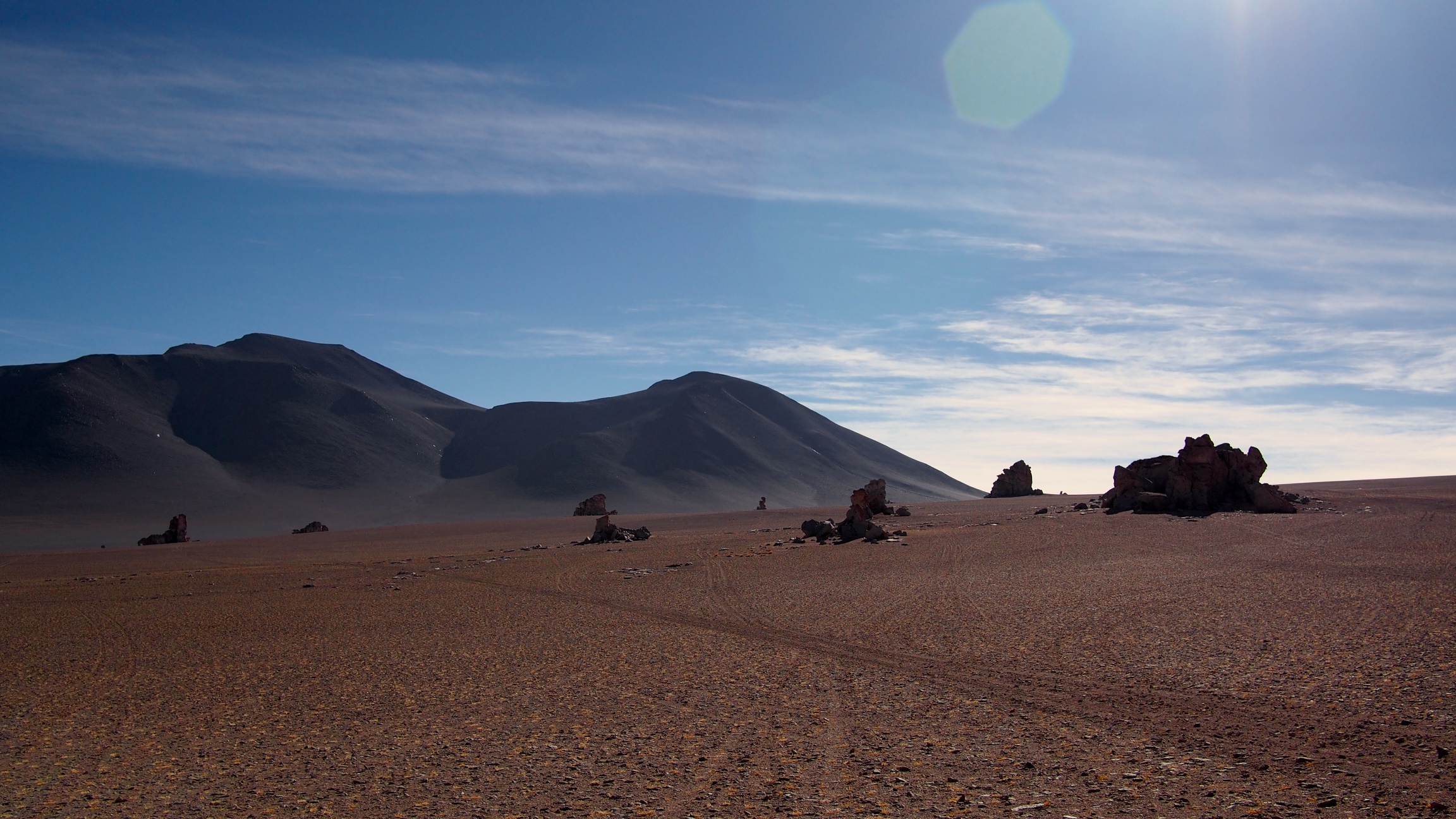 The Salvador Dalí Desert displays a set of volcanic rocks of different colors and shapes that gives the appearance of lunar landscapes