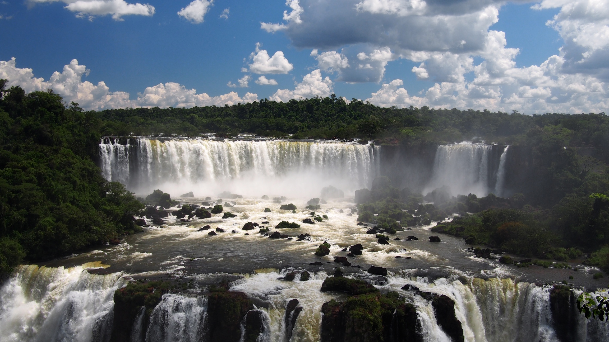 Salto Tres Mosqueteros y Salto Rivadavia from the Brazil side 