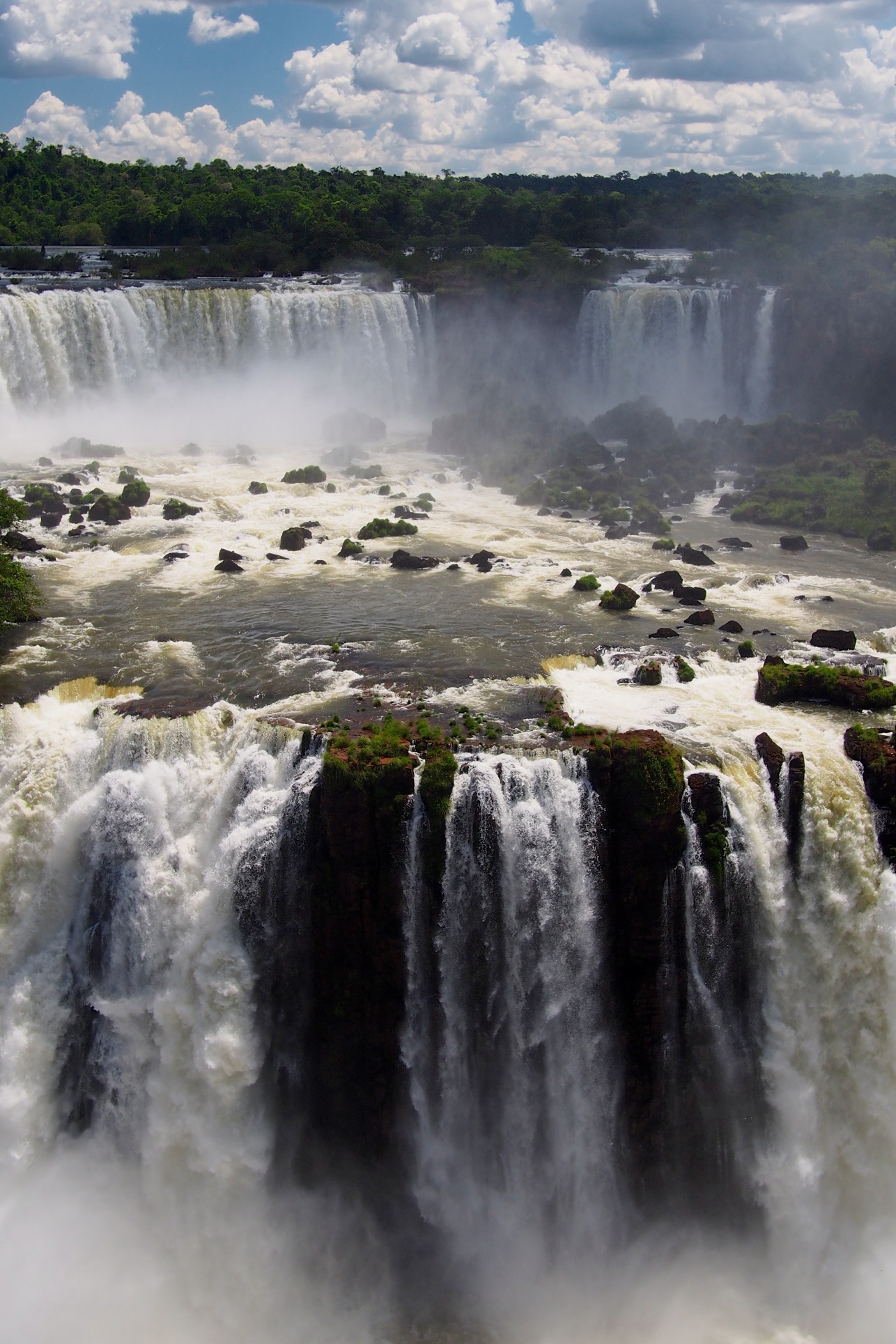 A more zoomed-in picture of Salto Tres Mosqueteros y Salto Rivadavia