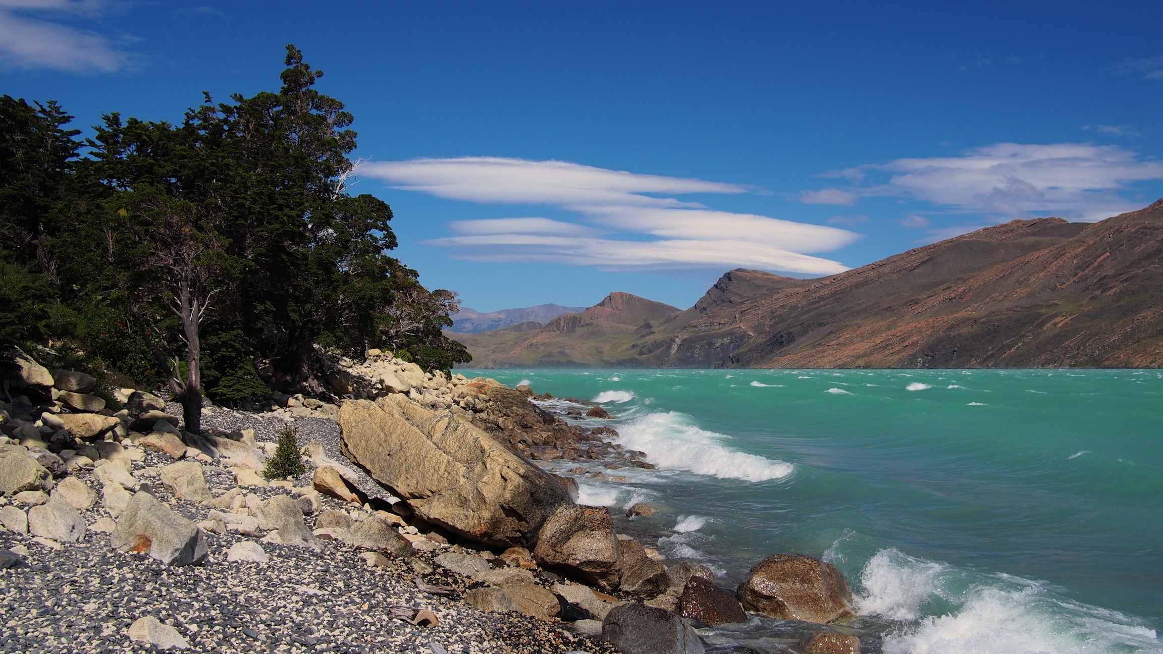 We spent half an hour on the shore of Lago Nordenskjöld enjoying the spray and the beautiful view
