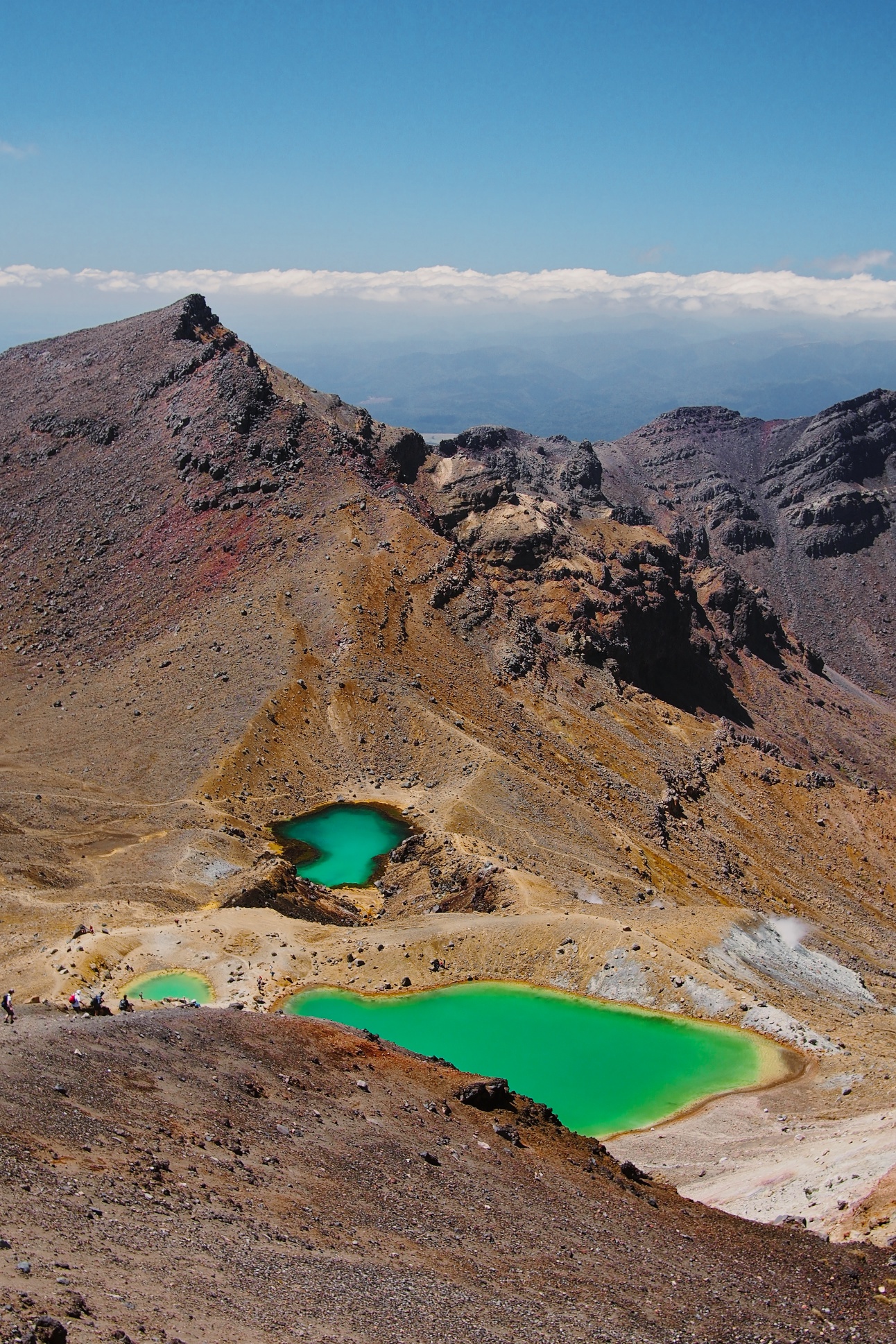 From Mount Ngauruhoe, we continued our hike across the Tongariro Crossing and arrived to the Emerald Lakes.