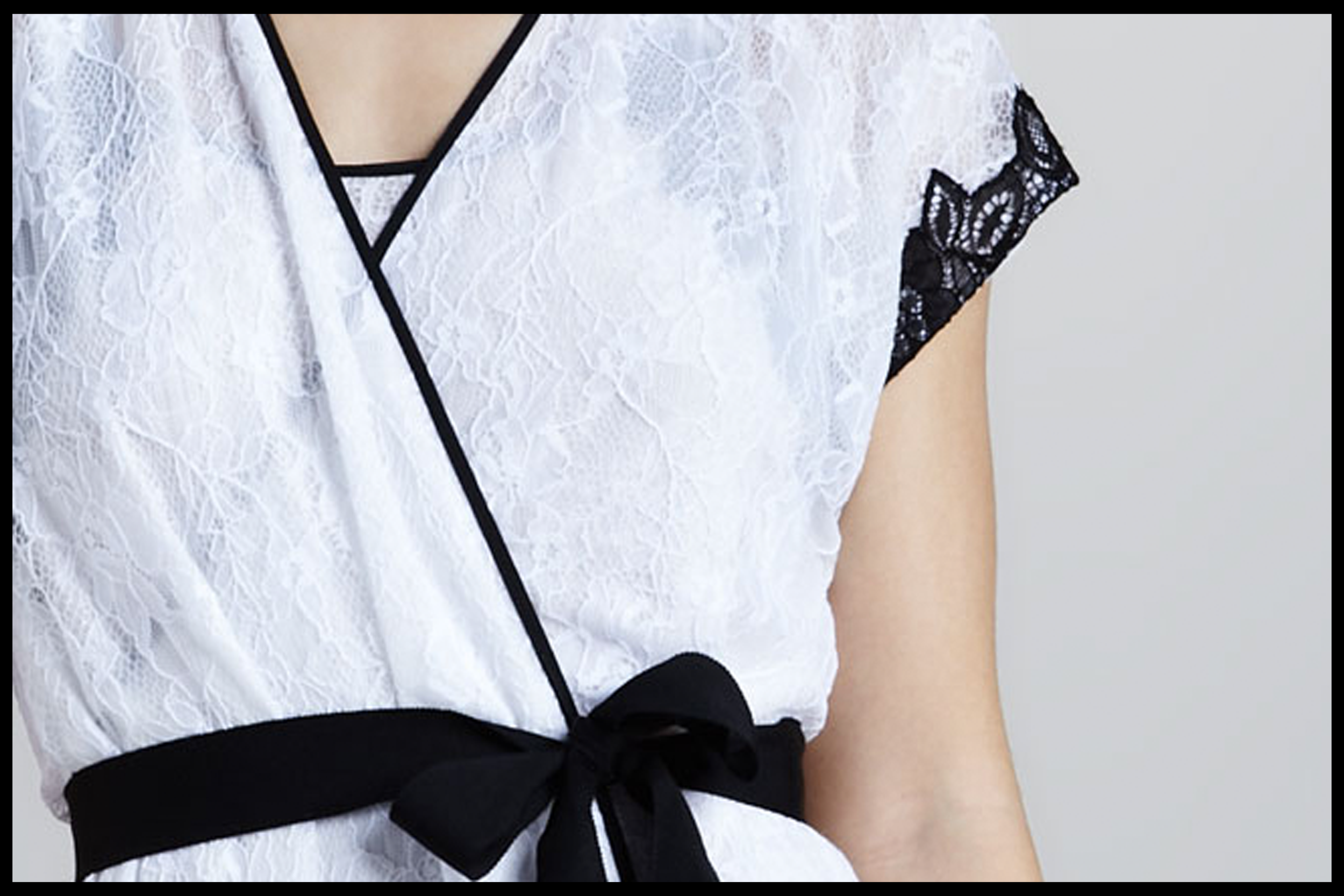 Black - White Lace Wrap Close-Up.png