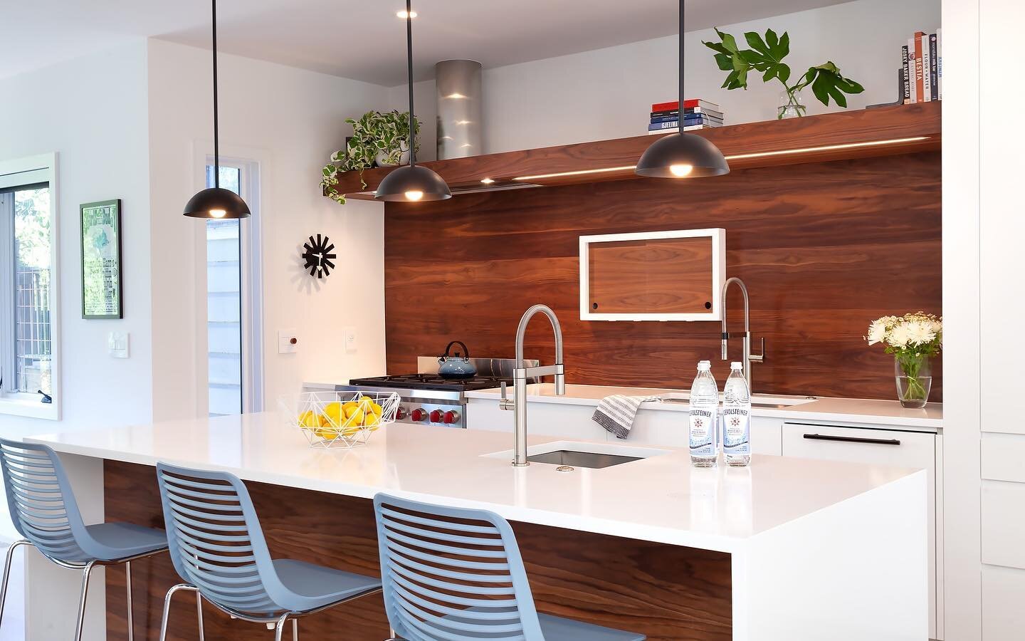 The kitchen is the social hub of this home. Its strong visual connection to the dining room and living room necessitated a design that is both functional and beautiful.
-
Because of the kitchen&rsquo;s close proximity to the living room, we used a 16